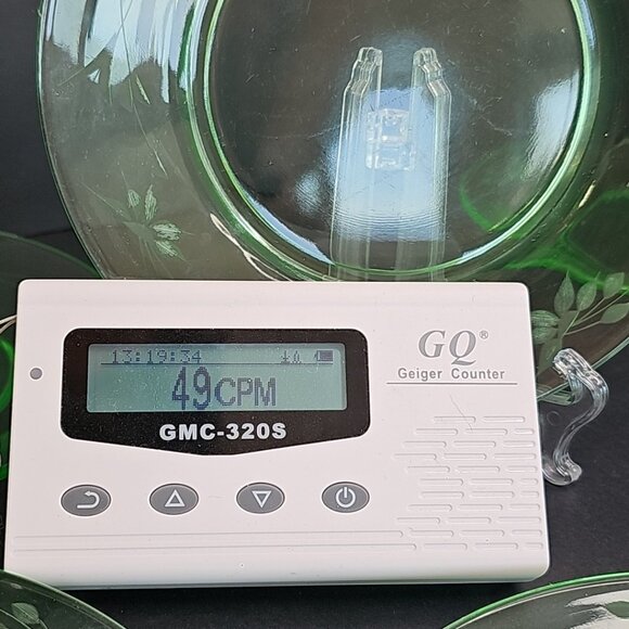 Uranium Glass Plates 6pcs 7.5in Etched Flowers Depression Glass. Geiger Tested. - Picture 5 of 10